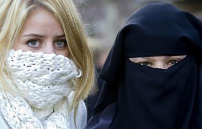 Διχάζει τη Βρετανία η ισλαμική μαντήλα&#8230;