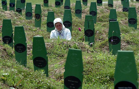Φόρο τιμής στα θύματα της Σρεμπρένιτσα αποτίουν Βόσνιοι