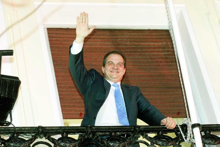 Σε βίλα-φρούριο επιχειρηματία ο Καραμανλής