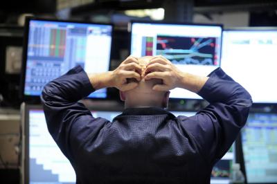 Συγκρατημένες απώλειες στη Wall Street