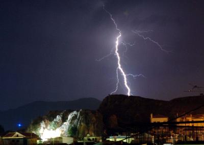 Έκαναν τη νύχτα μέρα οι κεραυνοί