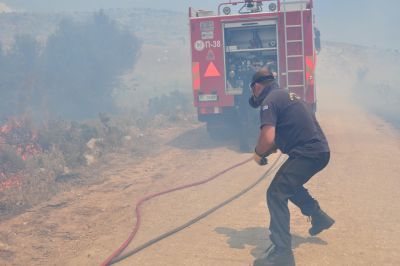 Σε μήκος 1,5 χιλιομέτρων εκτείνεται η πυρκαγιά στις Αφίδνες