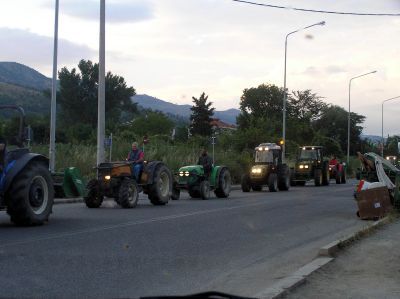 Οι αγρότες κατεβαίνουν στους δρόμους