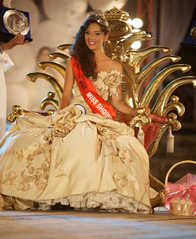 Καστανή γλυκιά ομορφιά επέλεξαν φέτος στην Αλβανία