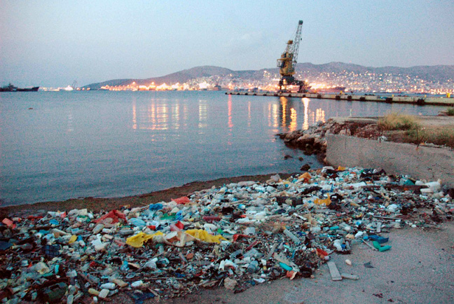 Σκουπίδια και πλαστικά «πνίγουν» την Ελλάδα