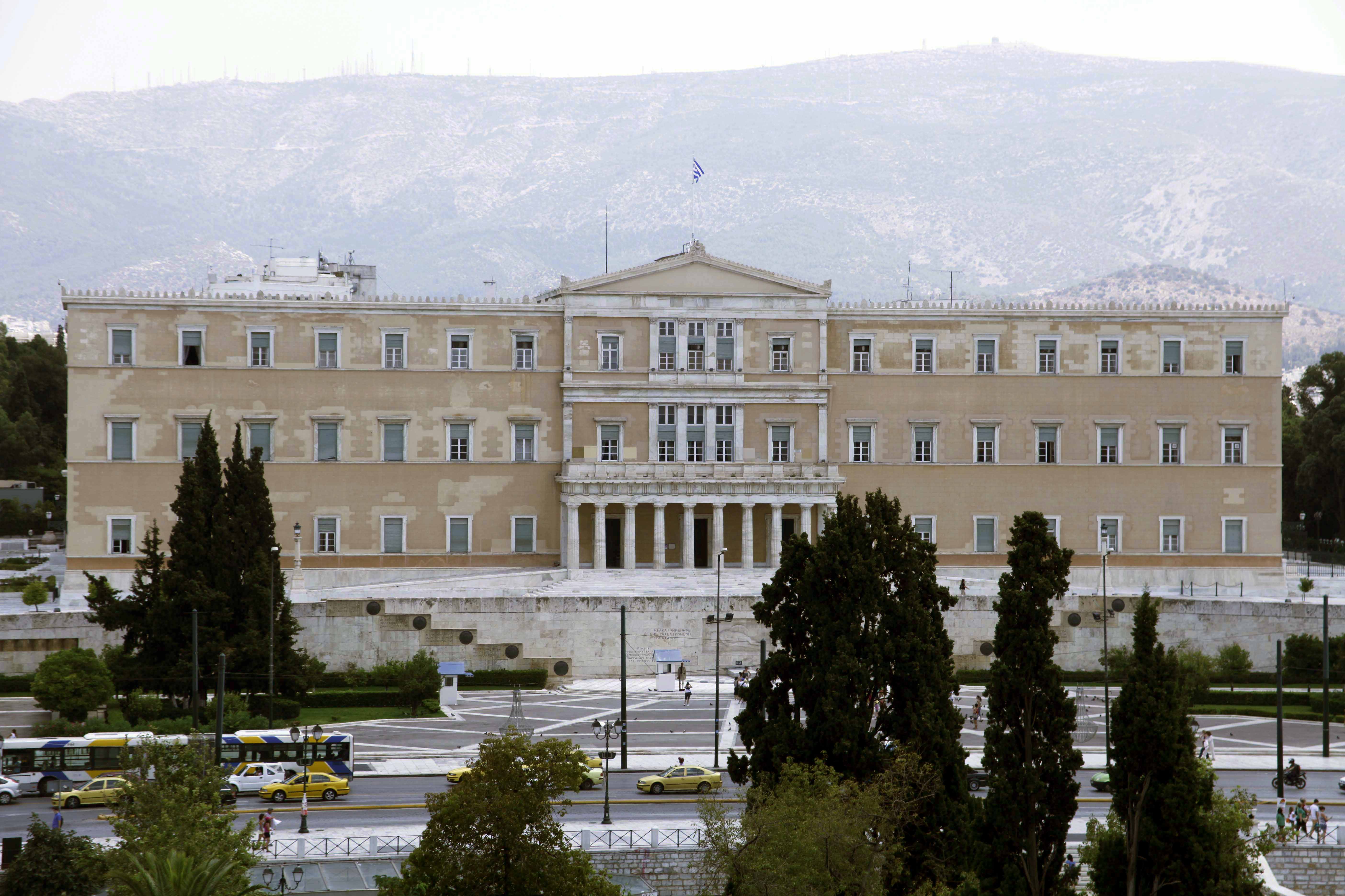 Απεργούν αύριο και οι υπάλληλοι της Βουλής