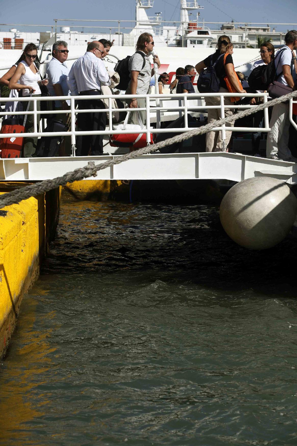 Σε κινητοποιήσεις και οι λιμενεργάτες