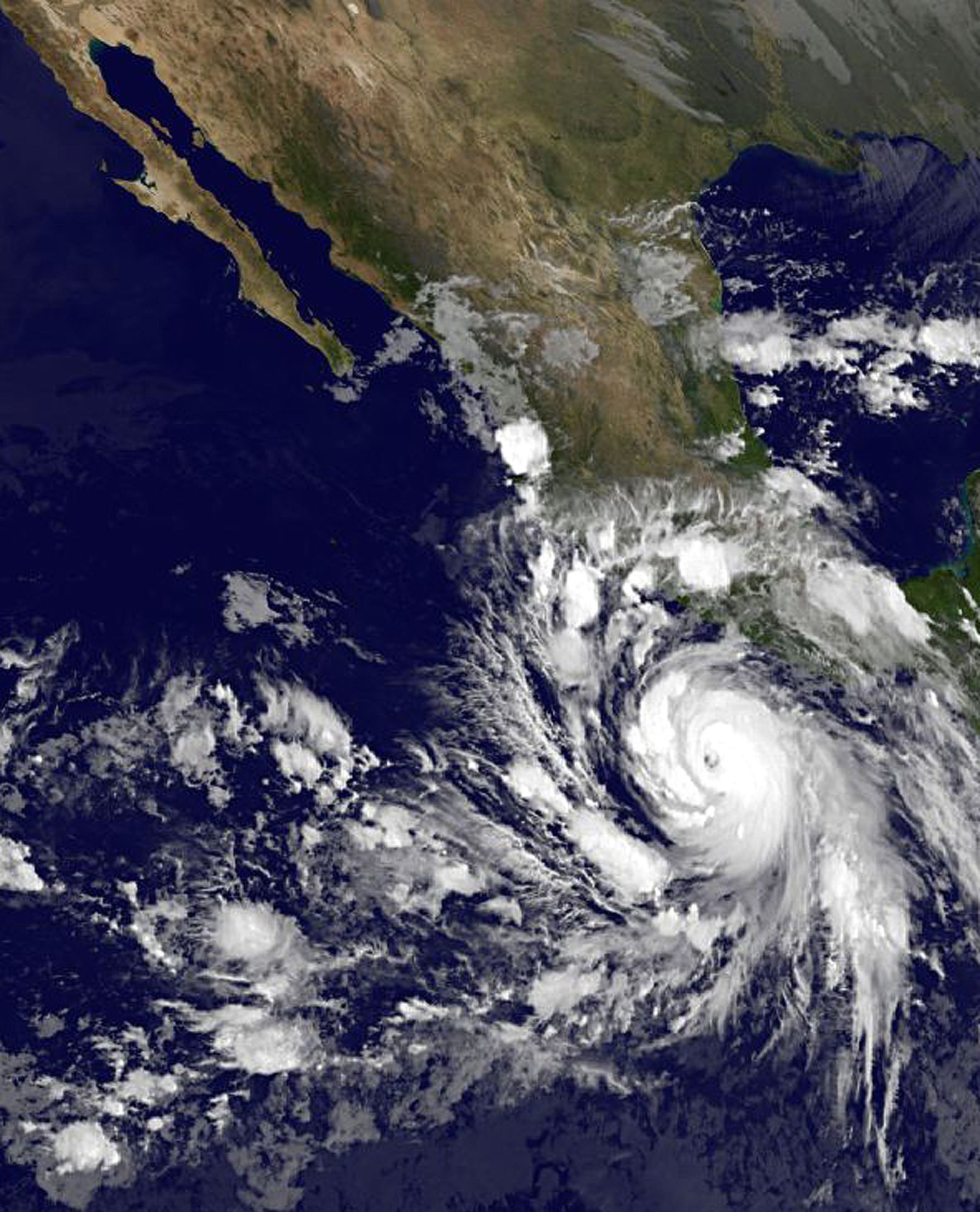 Ανέμους 165 χιλιόμετρα φέρνει ο τυφώνας Τζούλια