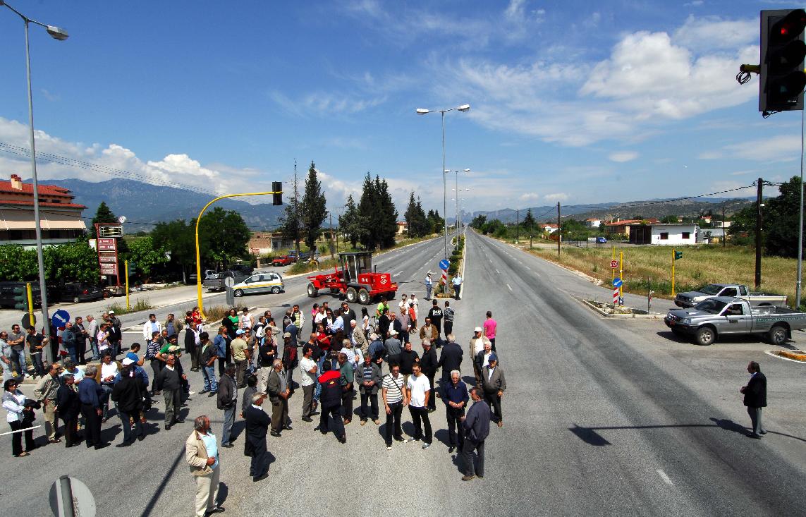 Κλειστή η εθνική οδός στο ύψος του Αιγίου