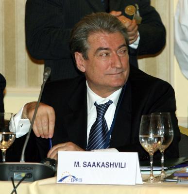 Πυρά Μπερίσα κατά της αντιπολίτευσης