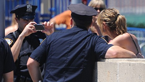 H διάσημη που φωτογραφίζεται με αστυνομικούς