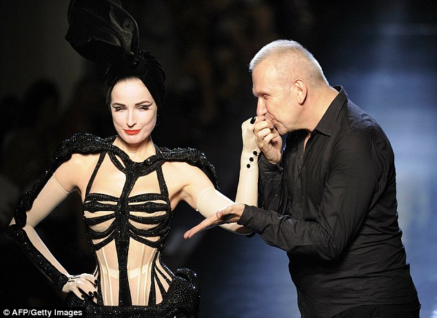 Το στριπτίζ της Dita για τον Gaultier