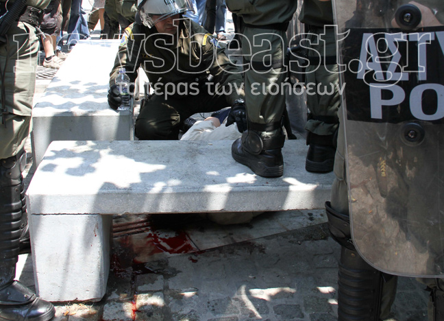 Αστυνομικές δυνάμεις έχουν περικυκλώσει τον τραυματία