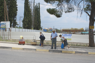 Εδώ η στάση, εκεί η στάση…