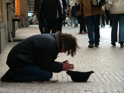 Ξεφορτώνουν με πούλμαν ζητιάνους