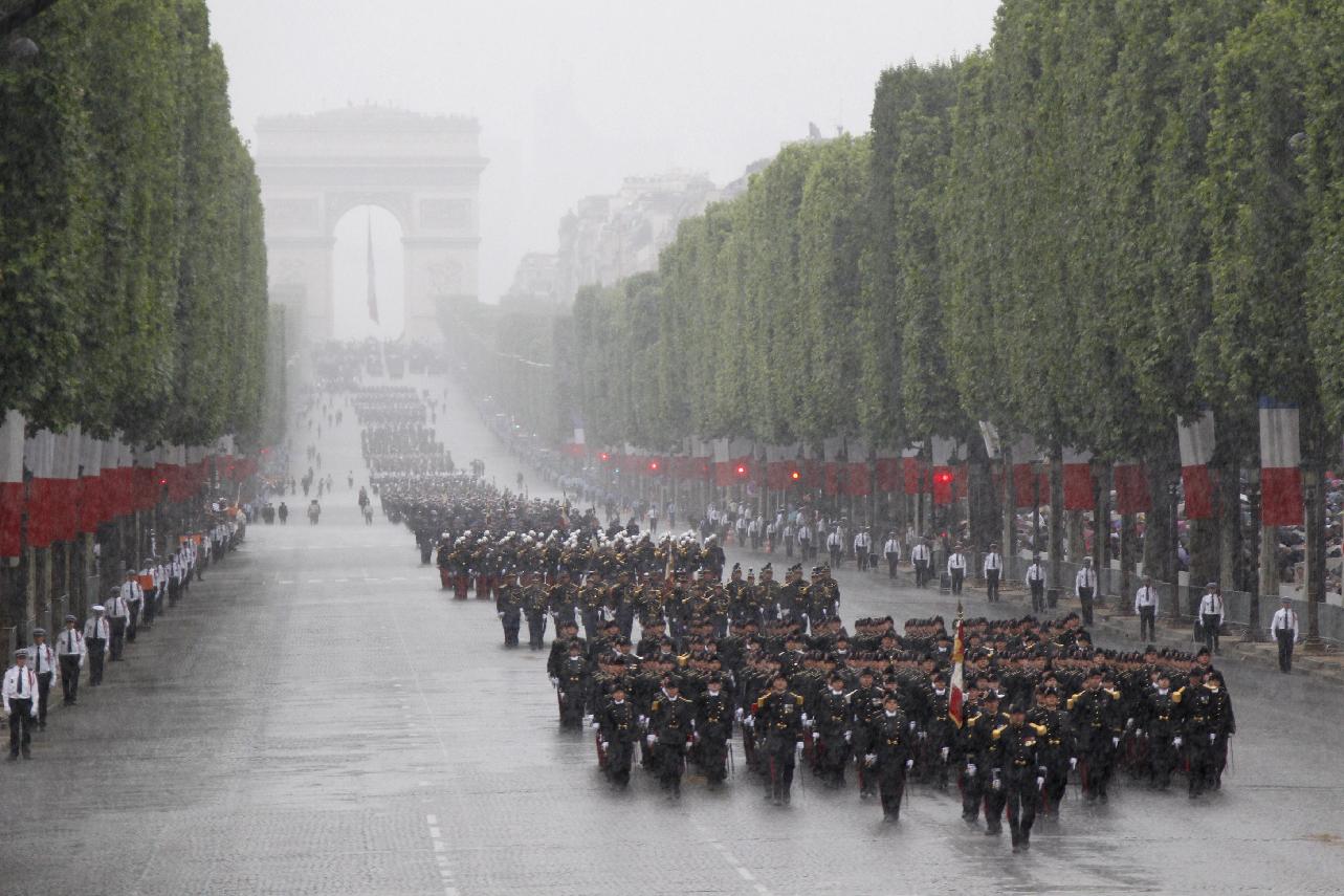 Στρατιωτική παρέλαση στο Παρίσι με την ευκαιρία της εθνικής γιορτής της 14ης Ιουλίου
