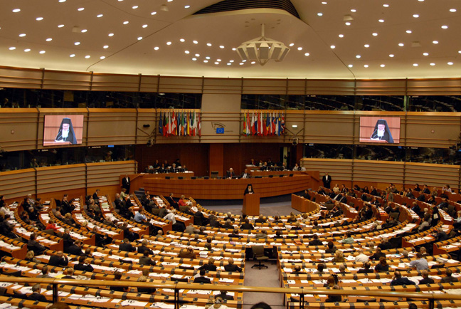 «Να λογοδοτεί η τρόικα στο Ευρωπαϊκό Κοινοβούλιο»
