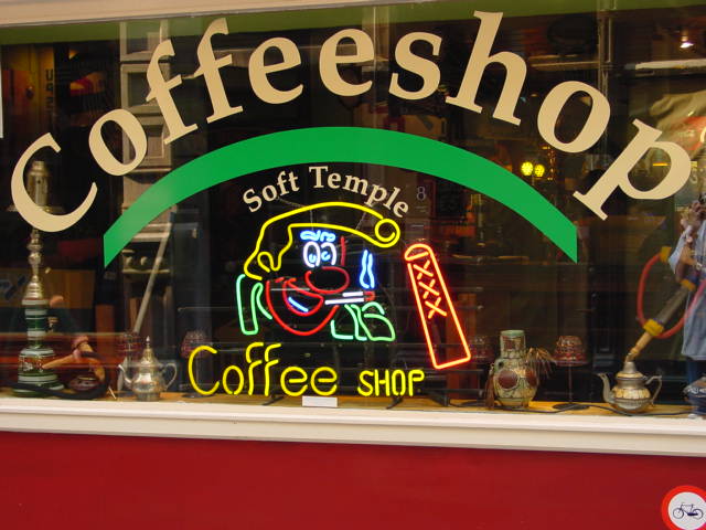 «Κλειστές λέσχες» γίνονται τα διάσημα coffee shops