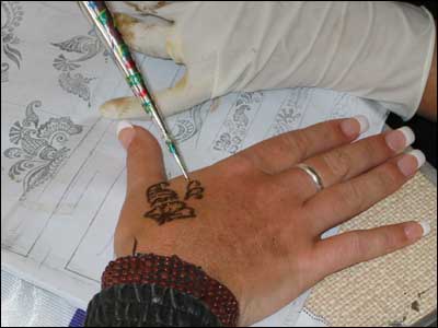 Επικίνδυνα τα τατουάζ από χένα