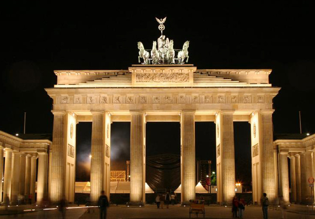 Το Βερολίνο δεν φωτίζει την Πύλη του Βραδεμβούργου στα χρώματα της Ρωσίας