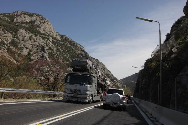 Κομφούζιο μετά από ατύχημα τριών οχημάτων