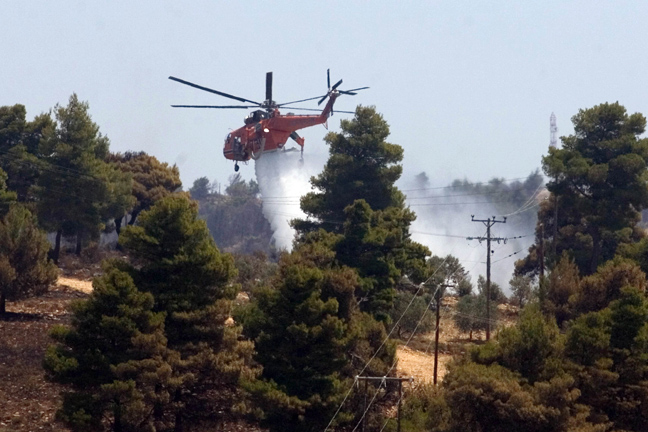 Υπό μερικό έλεγχο η φωτιά στη Βάρη και την Πάργα