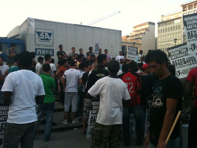 Ξεκίνησε η πορεία των διαδηλωτών στο συλλαλητήριο υπέρ των μεταναστών