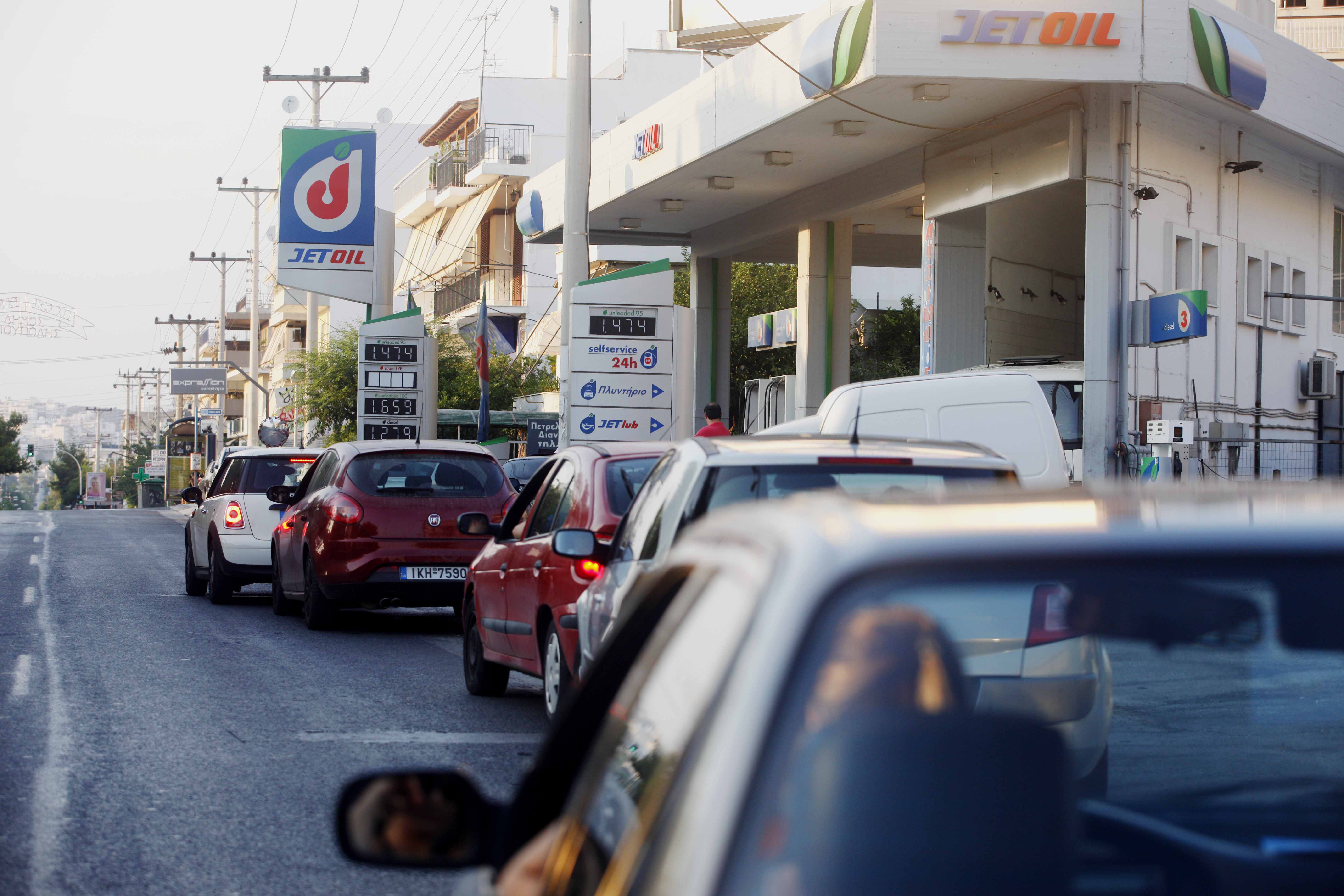 Οι πρώτες ουρές στα βενζινάδικα