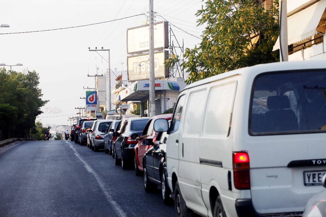 «Στέγνωσαν» 8 στα 10 βενζινάδικα