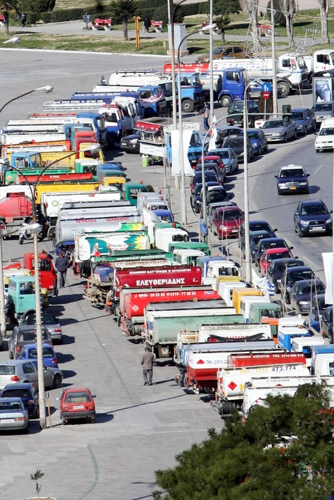 Η Νομαρχία Πειραιά επιτάσσει 3.032 βυτιοφόρα