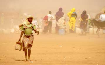 Τουλάχιστον 460.000 άνθρωποι έχουν εκτοπιστεί εξαιτίας της βίας στο Νταρφούρ