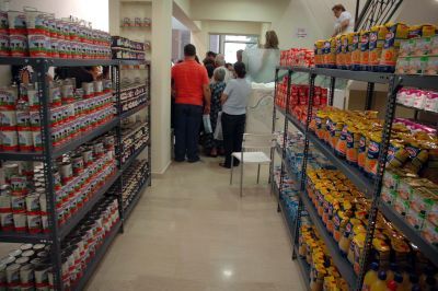 Έξι τόνους τρόφιμα έστειλαν Κύπριοι στα Τρίκαλα