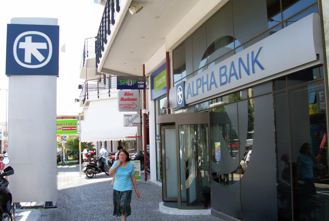 Alpha Bank: Βελτιώθηκε σταθερά η εικόνα της αγοράς εργασίας το 2015