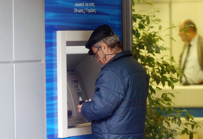 Σήκωσαν… τα λεφτά τους από τις τράπεζες οι Έλληνες