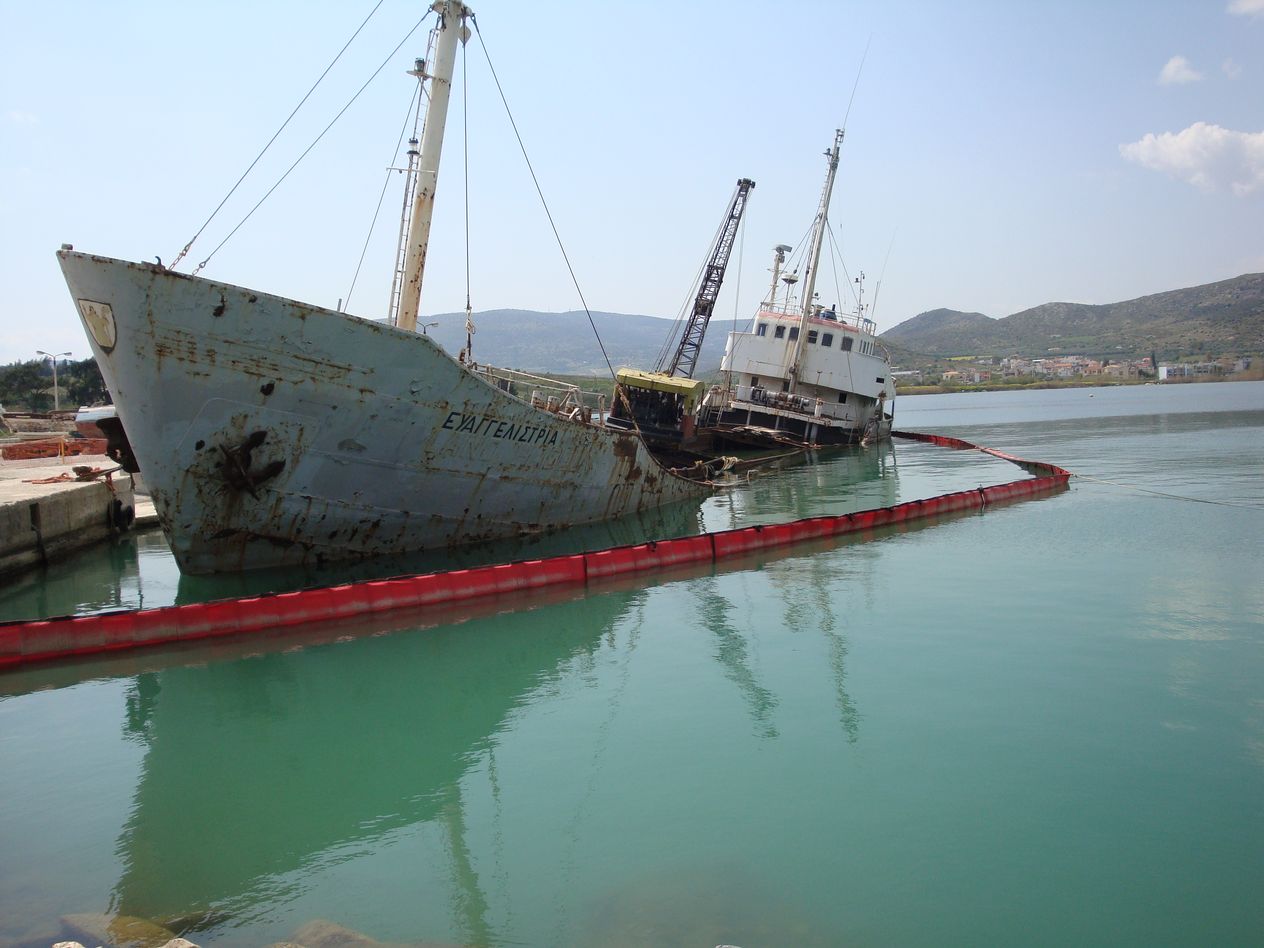 Παραμένει μισοβυθισμένη η «Ευαγγελίστρια»