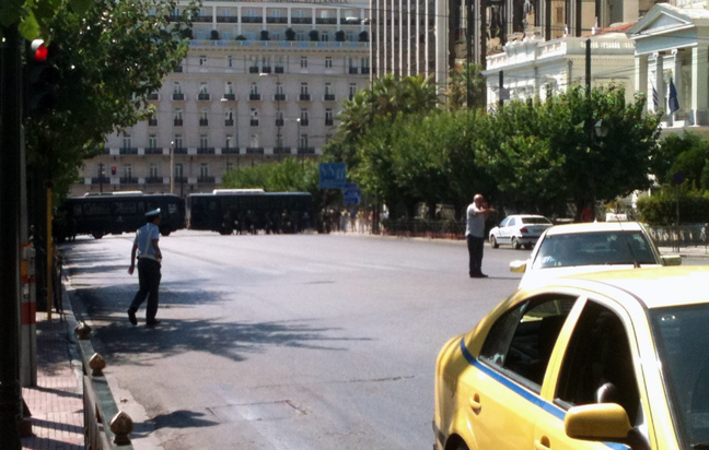 Έκρυθμη η κατάσταση έξω από τη Βουλή