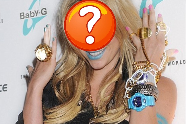 Με μπλε κραγιόν και τίγκα στο χρυσαφικό