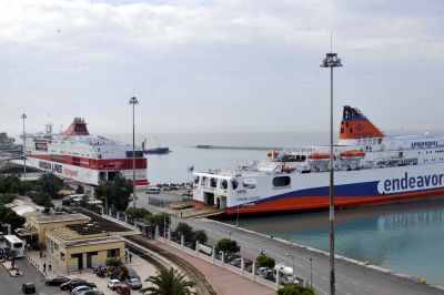 Πετροπόλεμος χθες στο λιμάνι της Πάτρας
