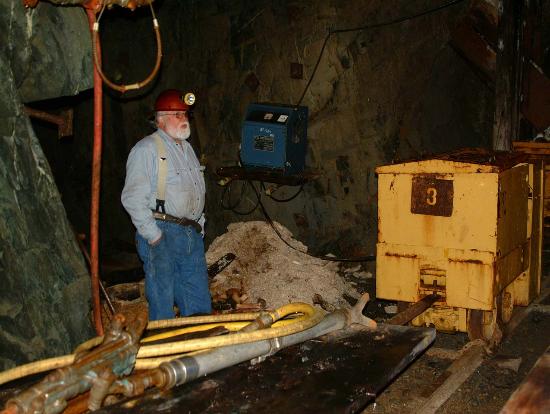 Αγωνία για τους παγιδευμένους εργάτες στο ορυχείο