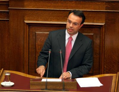 Δεν παίρνουν θέση για τις απολύσεις συμβασιούχων