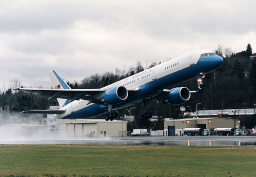 Το αμερικανικό προεδρικό Boeing C-32 σήκωσε από το έδαφος ένα σταθμευμένο μικρό αεροσκάφος τουρισμού