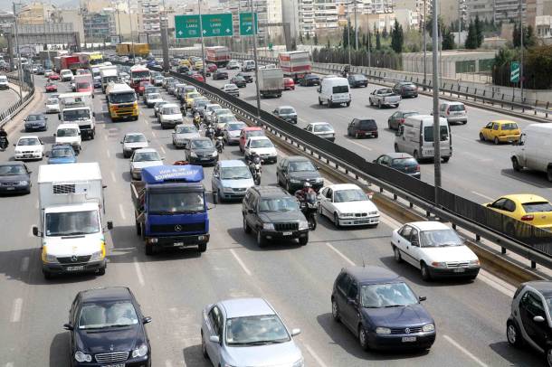 Ουρές στα διόδια λόγω τριημέρου