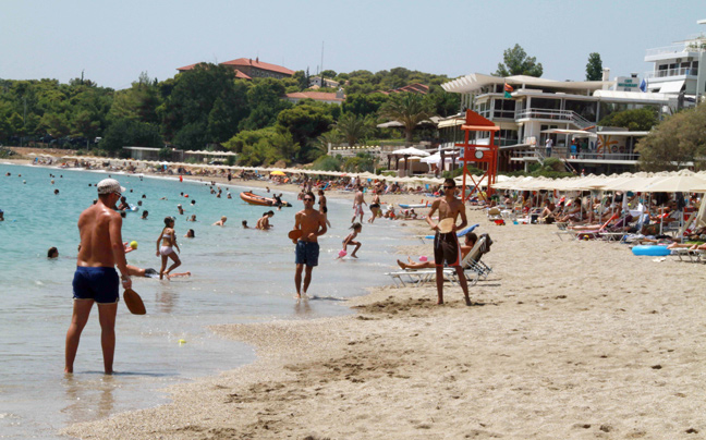 Στις παραλίες οι Έλληνες για να ξεσκάσουν
