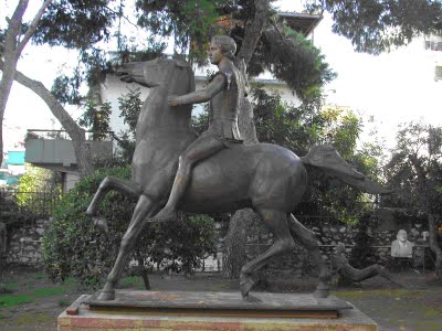 Γνωρίζετε τι δηλώνει στο άγαλμα, η στάση του αλόγου;
