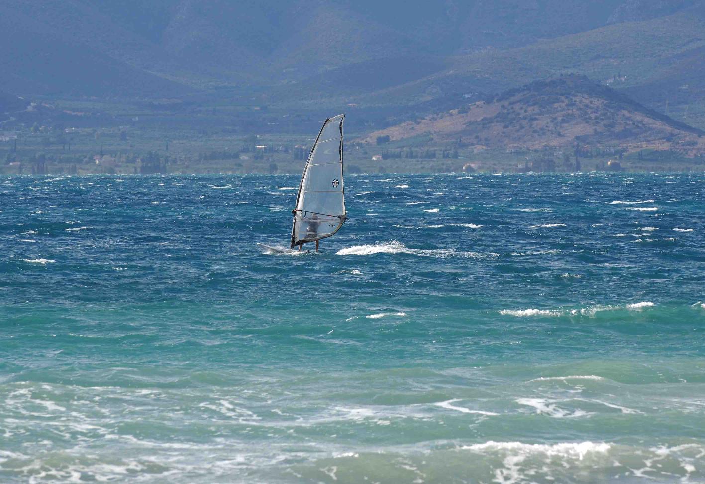 Φτηνά τη γλύτωσαν δύο σέρφερ στη Σύρο