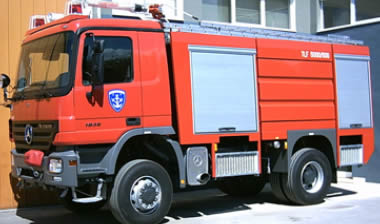 Μολότοφ σε πυροσβεστικό όχημα στα Εξάρχεια