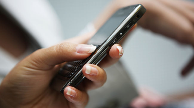 Στις γιορτές… ευχόμαστε με sms