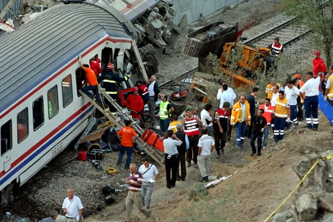 Στους 857 οι τραυματίες από τη σύγκρουση τρένων