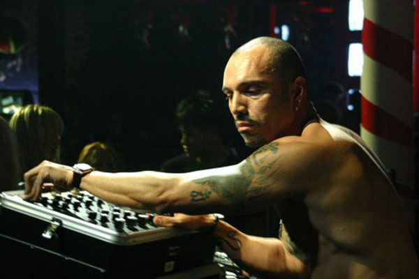 Ο David Morales γιορτάζει