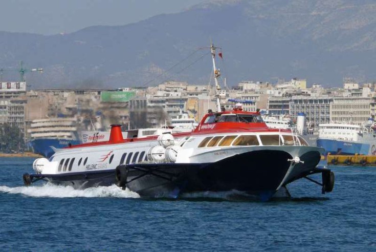 Μηχανική βλάβη σε δελφίνι στο λιμάνι του Πειραιά